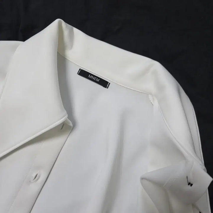 [BUNJANG] Mnem Slit Sleeve Crop Blouse / 므넴 슬릿 슬리브 크롭 블라우스