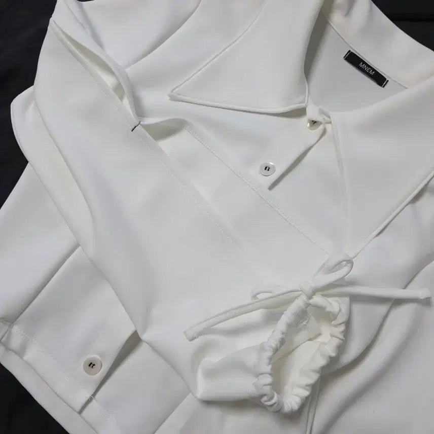 [BUNJANG] Mnem Slit Sleeve Crop Blouse / 므넴 슬릿 슬리브 크롭 블라우스