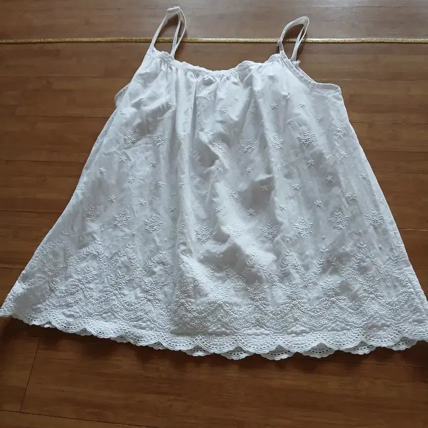 [BUNJANG] White Eyelet Embroidery Camisole Blouse / 화이트 아일렛 자수 끈나시 블라우스