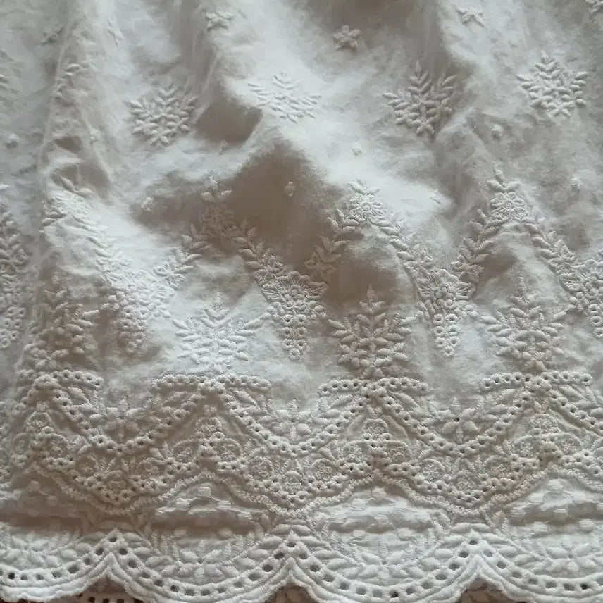 [BUNJANG] White Eyelet Embroidery Camisole Blouse / 화이트 아일렛 자수 끈나시 블라우스