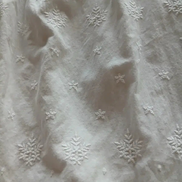 [BUNJANG] White Eyelet Embroidery Camisole Blouse / 화이트 아일렛 자수 끈나시 블라우스