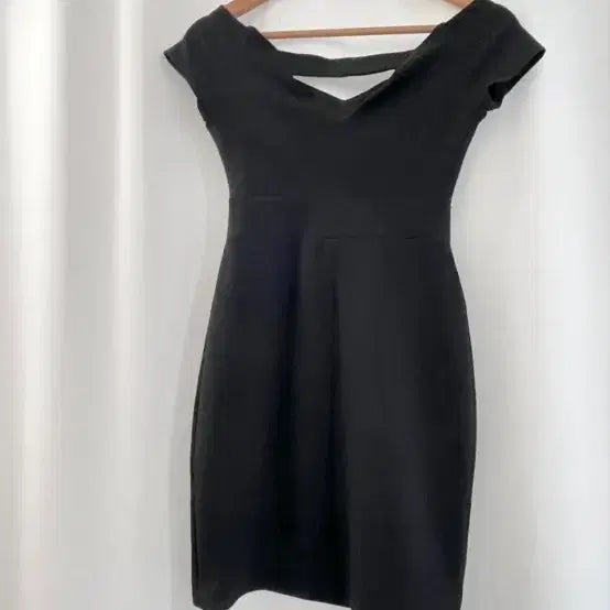 [SOLD OUT] 블랙 오프숄더 미니 원피스