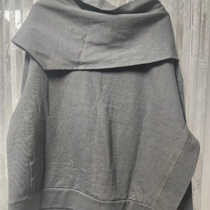 [BUNJANG] MoE Scarf Style Gray Sweatshirt / 모에 스카프 스타일 맨투맨 그레이