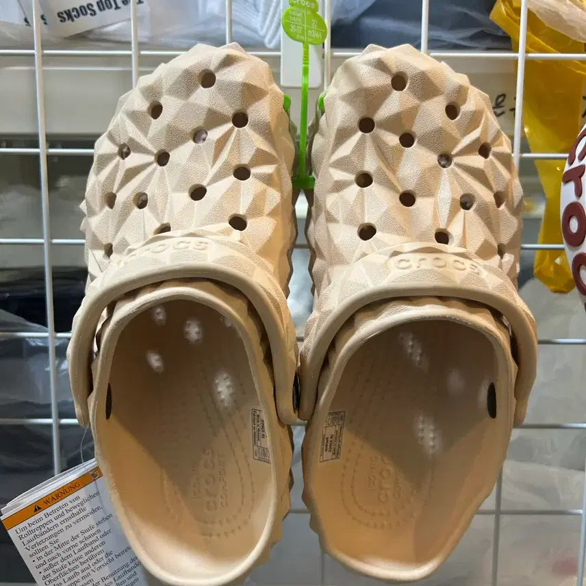 [SOLD OUT] 크록스 클래식 지오메트릭 클로그 / 크림
