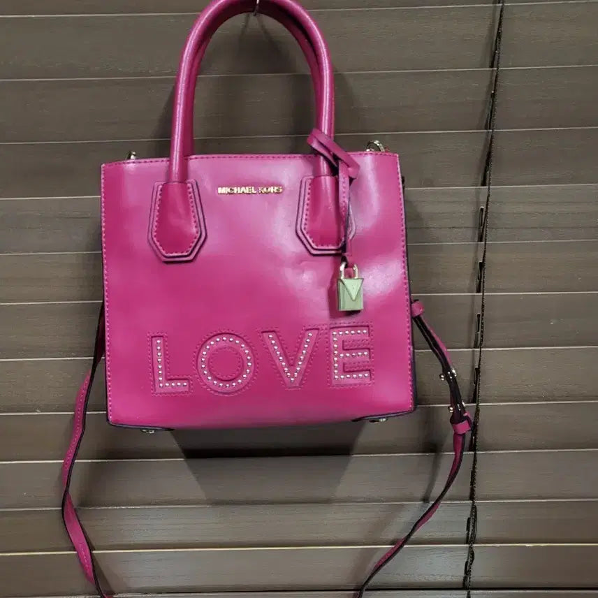 [SOLD OUT] 마이클코어스 LOVE 숄더백 핫핑크