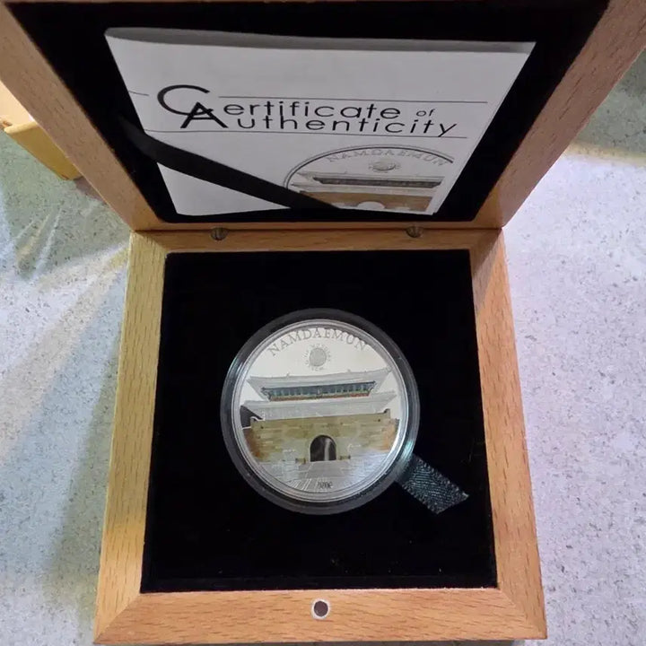 [BUNJANG] Namdaemun Commemorative Coin (Wood Case) / 남대문 기념 주화 (우드 케이스)