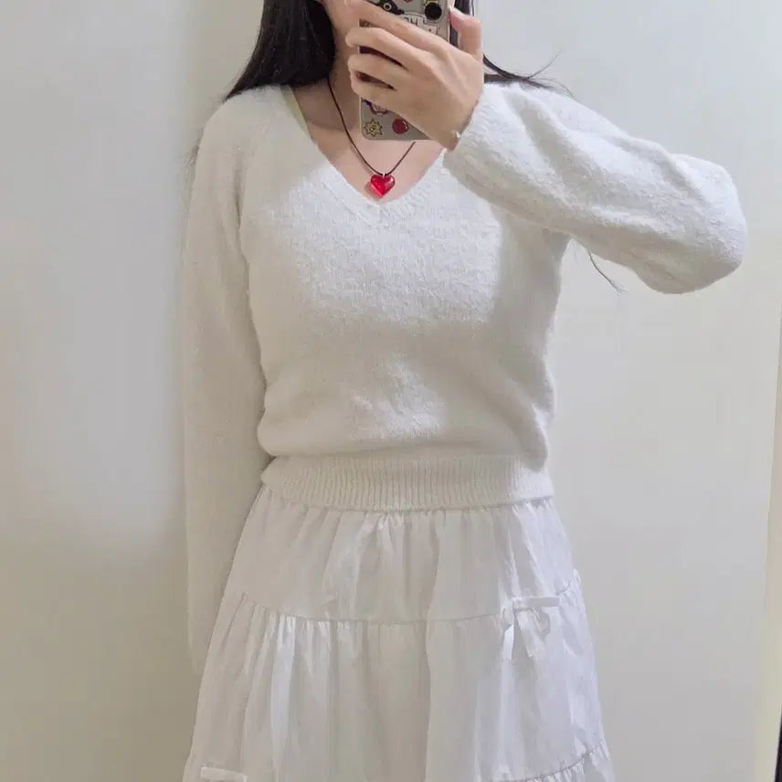 [BUNJANG] Ganaesra White Bouclé V-Neck Knit / 가내스라 화이트 부클 브이넥 니트