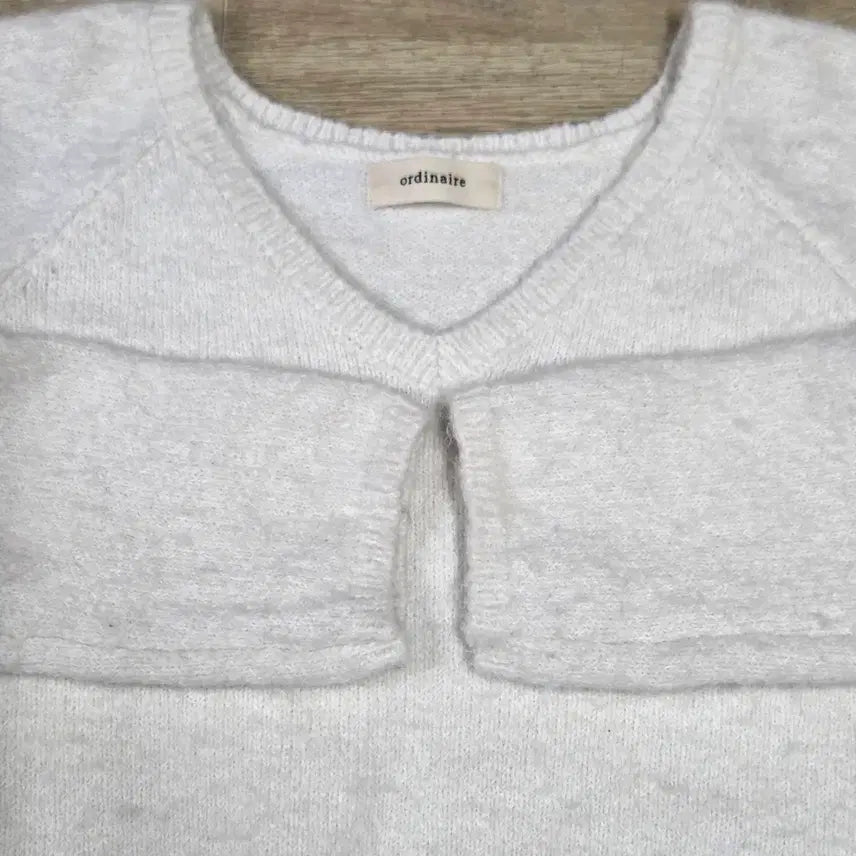 [BUNJANG] Ganaesra White Bouclé V-Neck Knit / 가내스라 화이트 부클 브이넥 니트