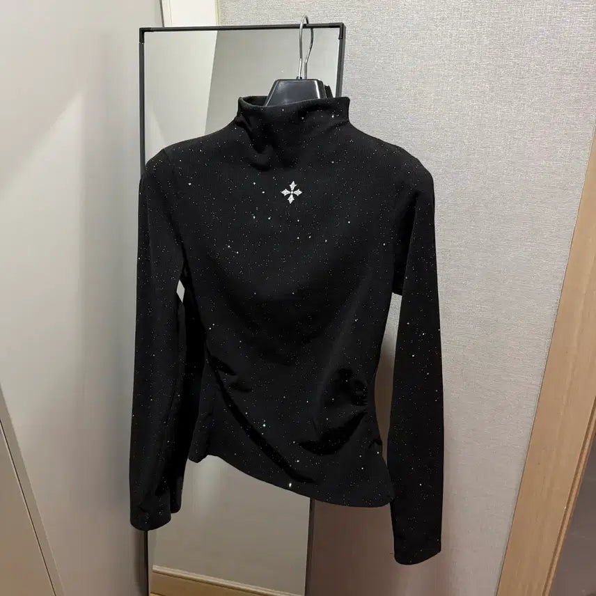 [BUNJANG] Black Sequin Cross Point Long Sleeve T-shirt / 블랙 스팽글 크로스 포인트 긴팔 티셔츠