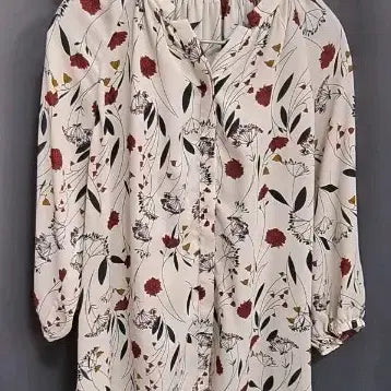 [BUNJANG] Rian Flower Hidden Button Blouse / 리안 플라워 히든버튼 블라우스 (77)
