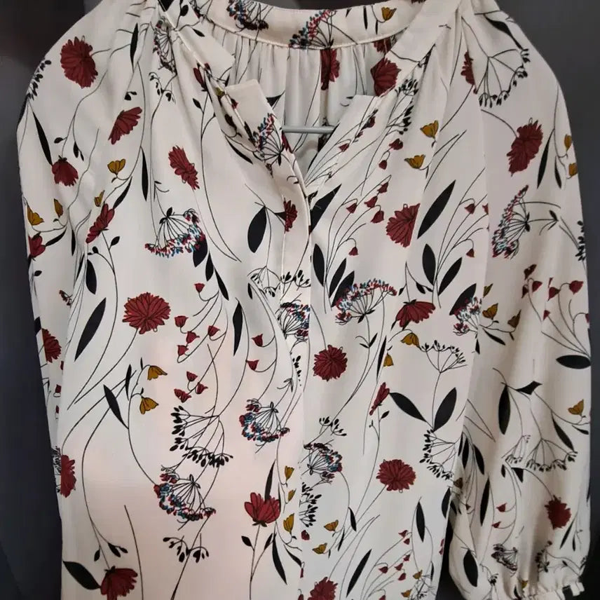 [BUNJANG] Rian Flower Hidden Button Blouse / 리안 플라워 히든버튼 블라우스 (77)
