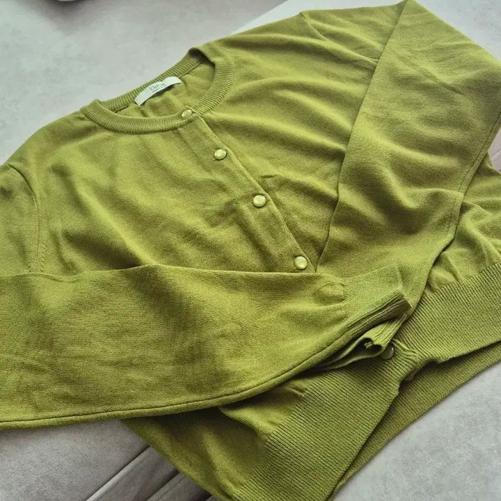 [BUNJANG] Olive Green Cardigan (Size 55) / 올리브 그린 가디건 (55)