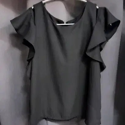 [BUNJANG] Black Frill Off-Shoulder Short-Sleeve Blouse / 블랙 프릴 오프 숄더 반팔 블라우스