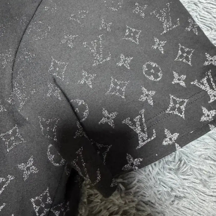 [BUNJANG] Louis Vuitton Monogram Gradient Short Sleeve T-shirt / [새상품급/L]루이비통 모노그램 그라디언트 반팔 블랙