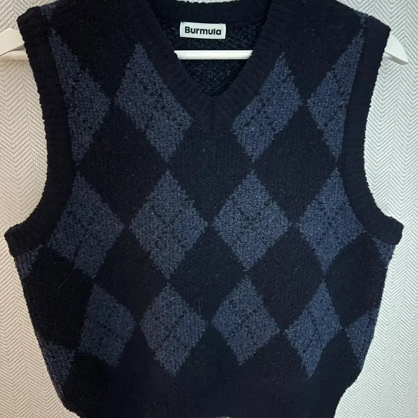 [BUNJANG] Burmula Miyeon Argyle Knit Vest / Burmula 버뮬라 아가일 니트 조끼 아이들 미연 착용