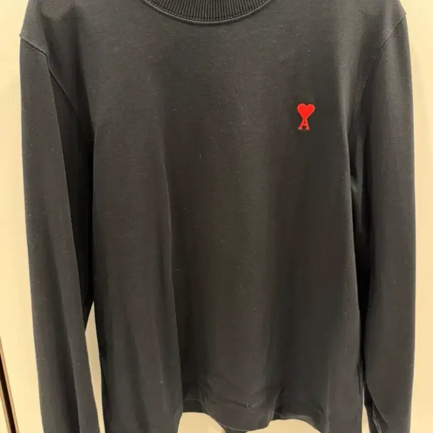 [SOLD OUT] 아미AMI스몰하트 로고 맨투맨 블랙 M