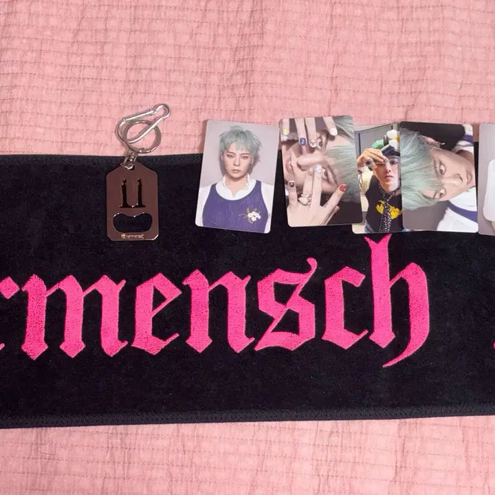 [BUNJANG] G-Dragon Weverse Mansion Slogan Towel + Photocard + Metal Keyring Bundle Set / 지드래곤 위버맨쉬 슬로건타월+포카+메탈키링 일괄