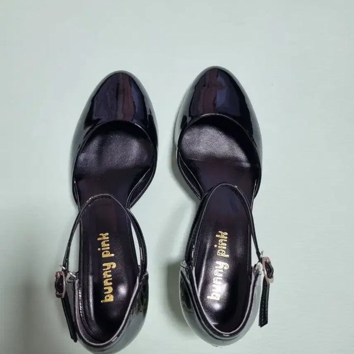 [BUNJANG] Black Enamel Cubic Heel Sandals / 블랙 에나멜 큐빅 힐 샌들