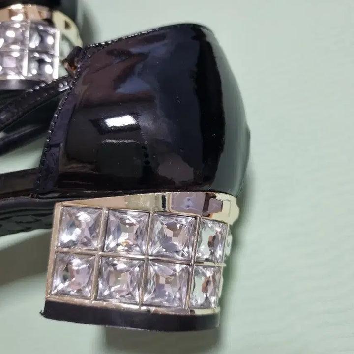 [BUNJANG] Black Enamel Cubic Heel Sandals / 블랙 에나멜 큐빅 힐 샌들