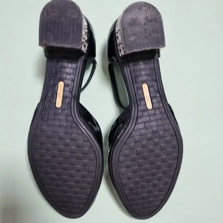 [BUNJANG] Black Enamel Cubic Heel Sandals / 블랙 에나멜 큐빅 힐 샌들