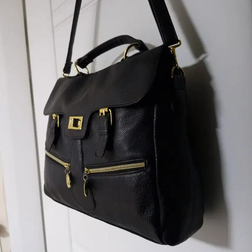 [SOLD OUT] 블랙 금장 장식 크로스백