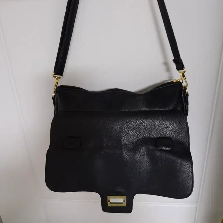 [SOLD OUT] 블랙 금장 장식 크로스백
