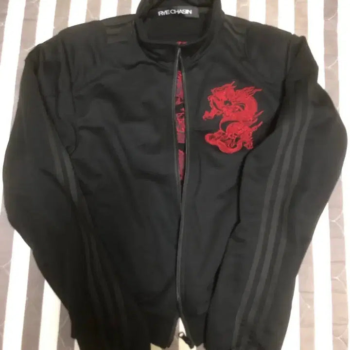 [SOLD OUT] [m]RYE CHASIN 드래곤 자수 블랙 트랙 져지