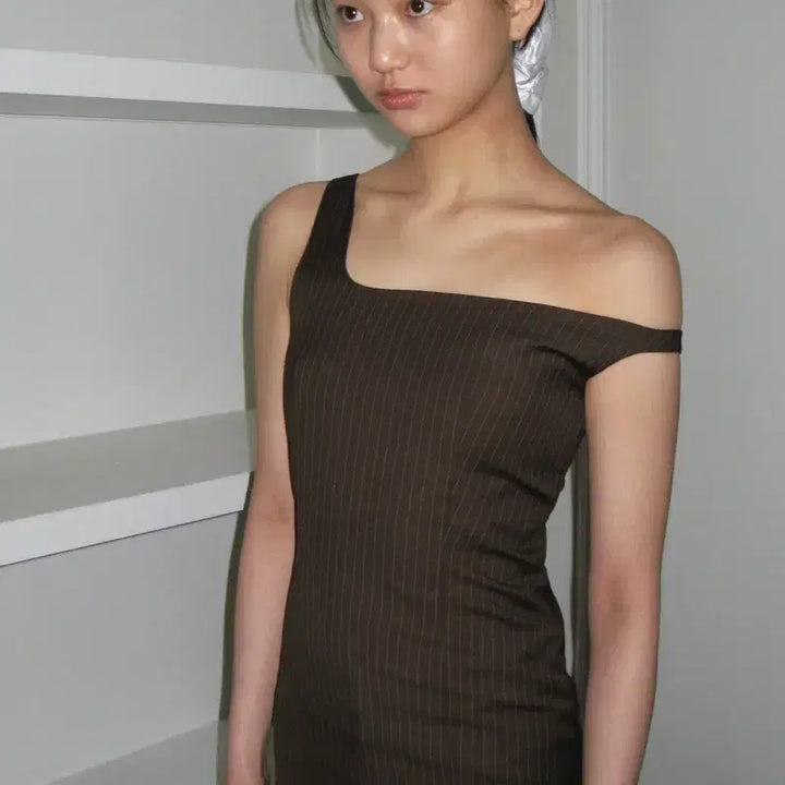 [BUNJANG] Sinoon Asymmetrical One-Shoulder Long Dress / 시눈 언발란스 원숄더 롱 드레스 브라운 스트라이프원피스오프숄더트임레이어드