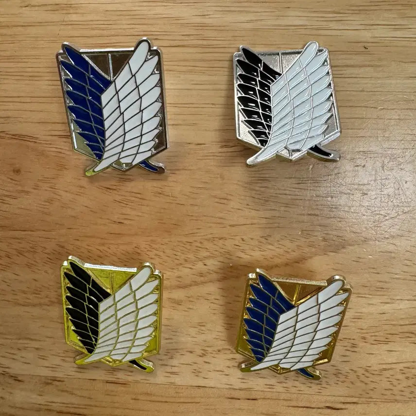 [BUNJANG] Attack on Titan Scout Regiment Brooch Set / 진격의거인 조사병단 브로치 세트 (상태 최상)