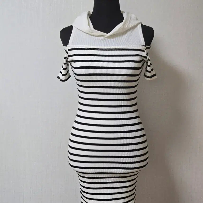 [BUNJANG] Showcase Striped Shoulder Slit Mini Dress / 새상품 쇼케이스 단가라 후드 어깨트임 원피스