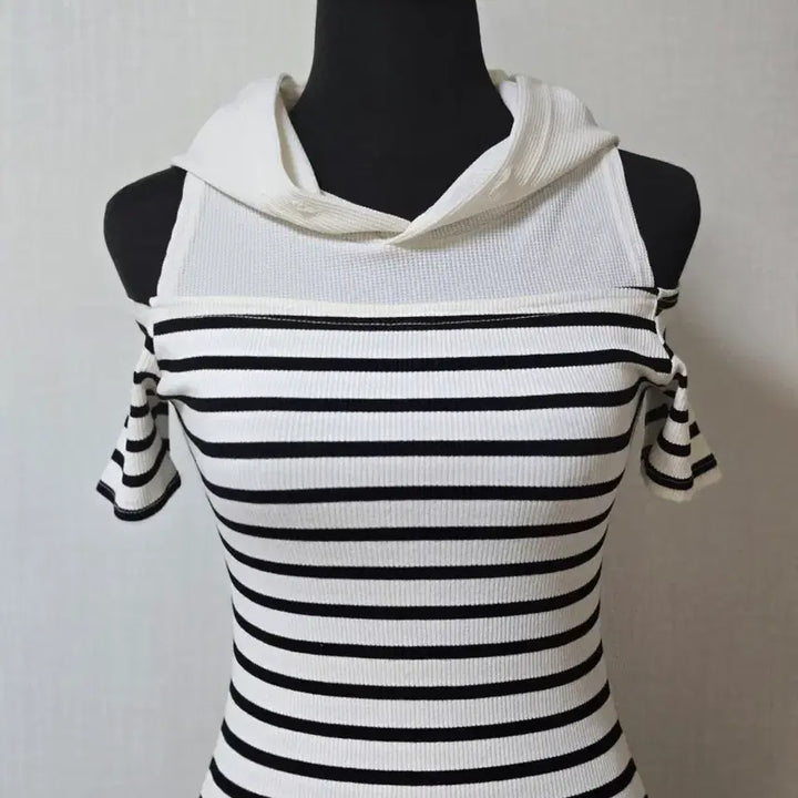 [BUNJANG] Showcase Striped Shoulder Slit Mini Dress / 새상품 쇼케이스 단가라 후드 어깨트임 원피스
