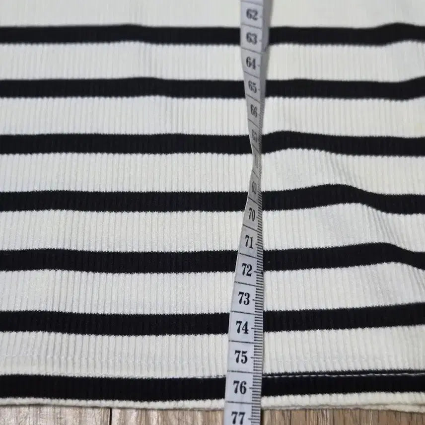 [BUNJANG] Showcase Striped Shoulder Slit Mini Dress / 새상품 쇼케이스 단가라 후드 어깨트임 원피스