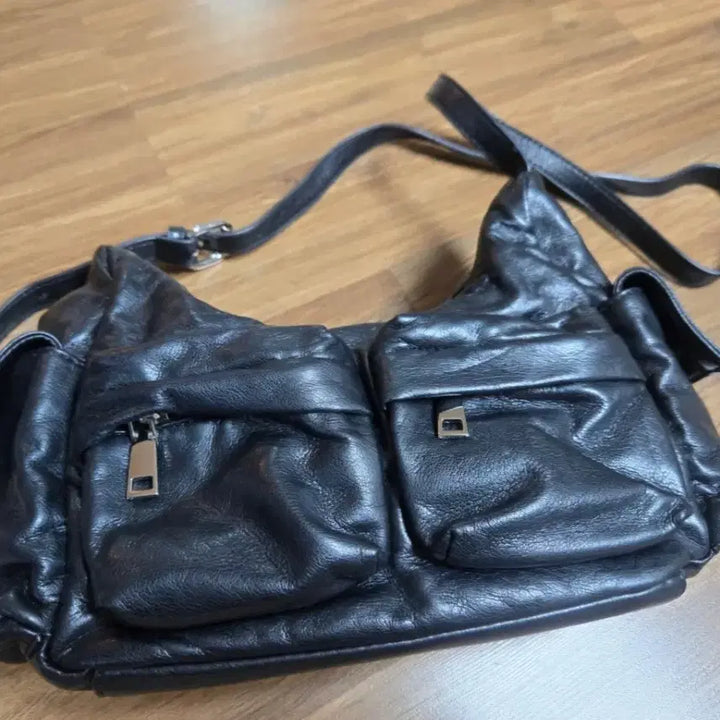 [BUNJANG] Black Leather Shoulder Bag with 4 Pockets / 블랙 가죽 포켓 숄더 백