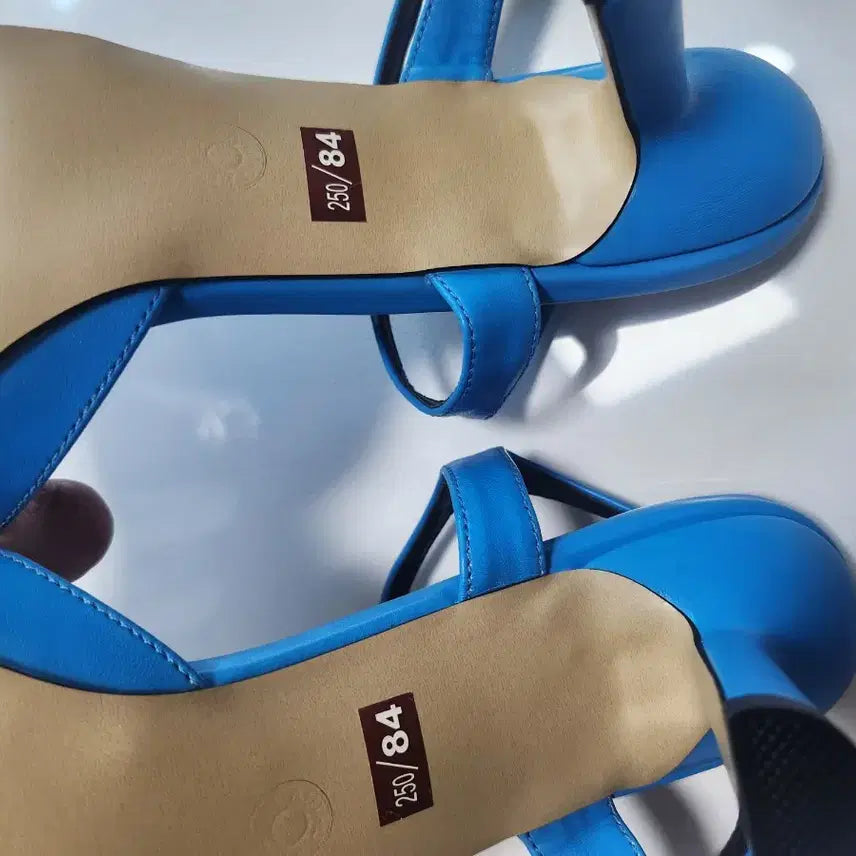 [SOLD OUT] 새상품 블루 샌들 250