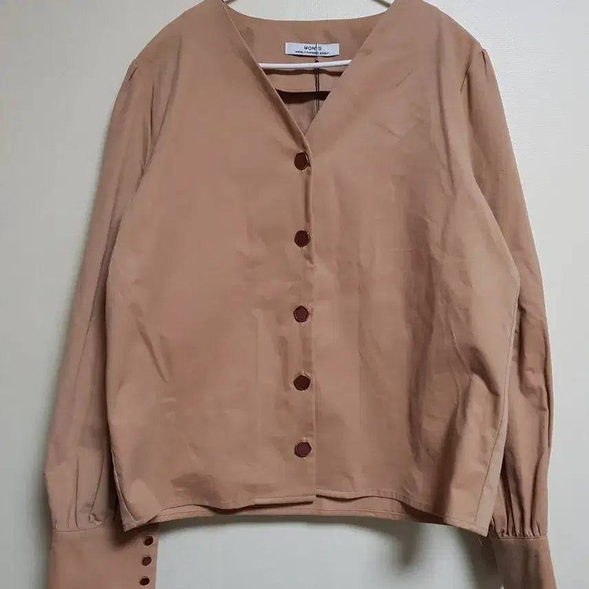 [BUNJANG] MONTS V-Neck Button Blouse Beige / 새상품 MONTS 브이넥 버튼 블라우스 베이지