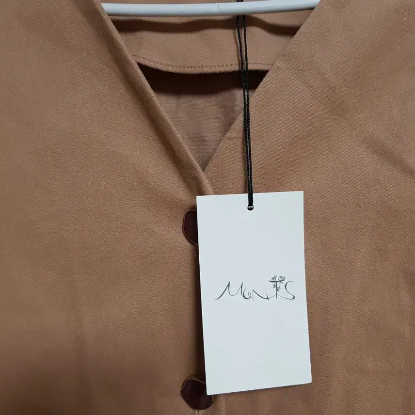 [BUNJANG] MONTS V-Neck Button Blouse Beige / 새상품 MONTS 브이넥 버튼 블라우스 베이지