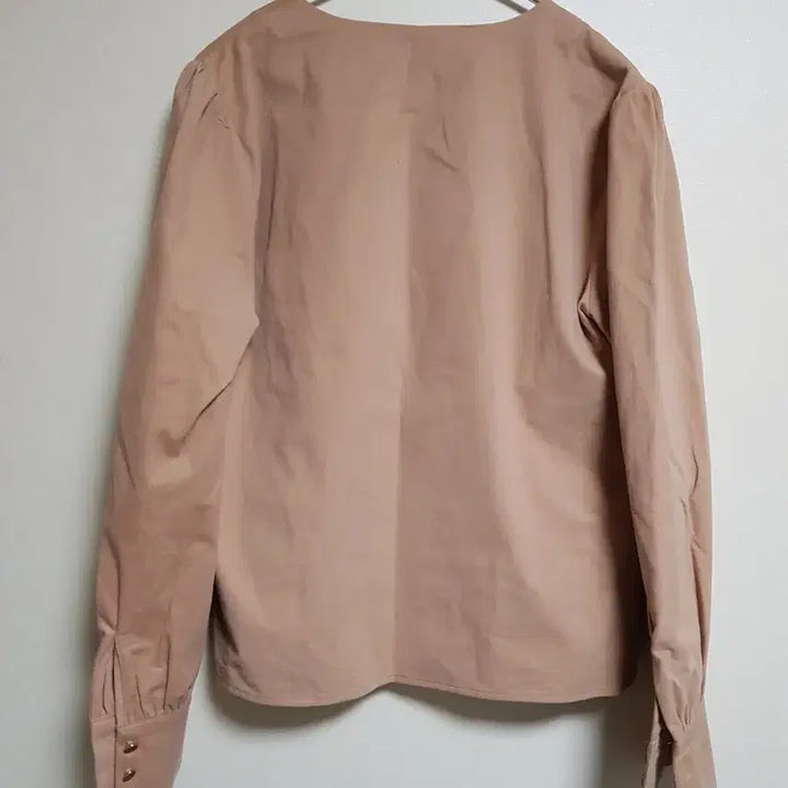 [BUNJANG] MONTS V-Neck Button Blouse Beige / 새상품 MONTS 브이넥 버튼 블라우스 베이지