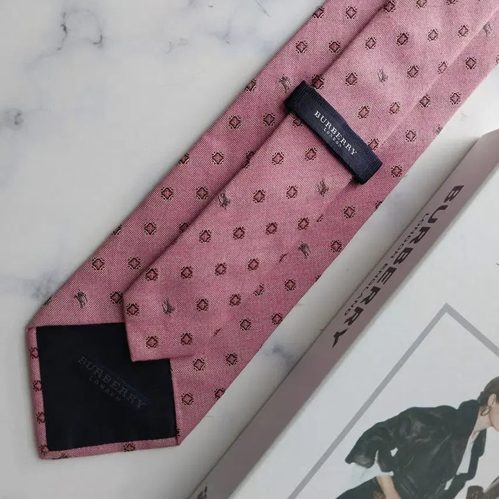 [SOLD OUT] 버버리 넥타이 기마사 자수 패턴 핑크 9.5cm A+등급 k2515