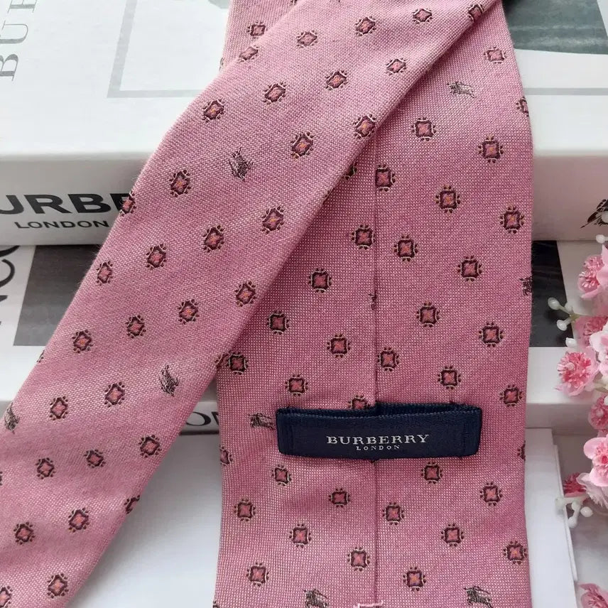 [SOLD OUT] 버버리 넥타이 기마사 자수 패턴 핑크 9.5cm A+등급 k2515