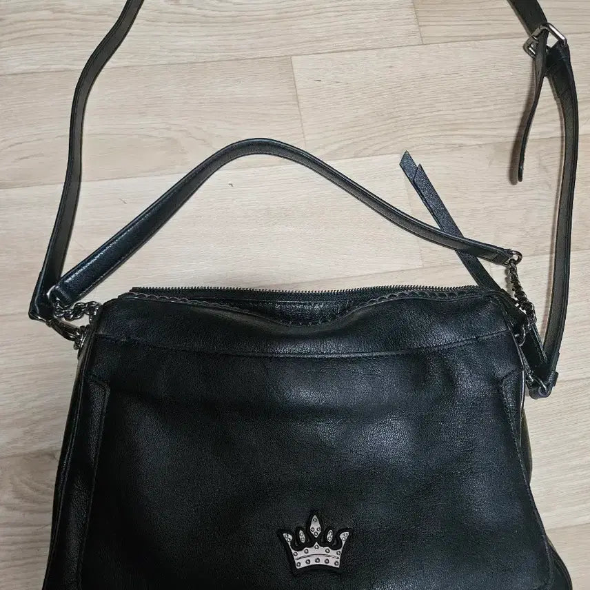 [SOLD OUT] 제이에스티나 티아라 블랙 가죽 숄더백 크라운 장식