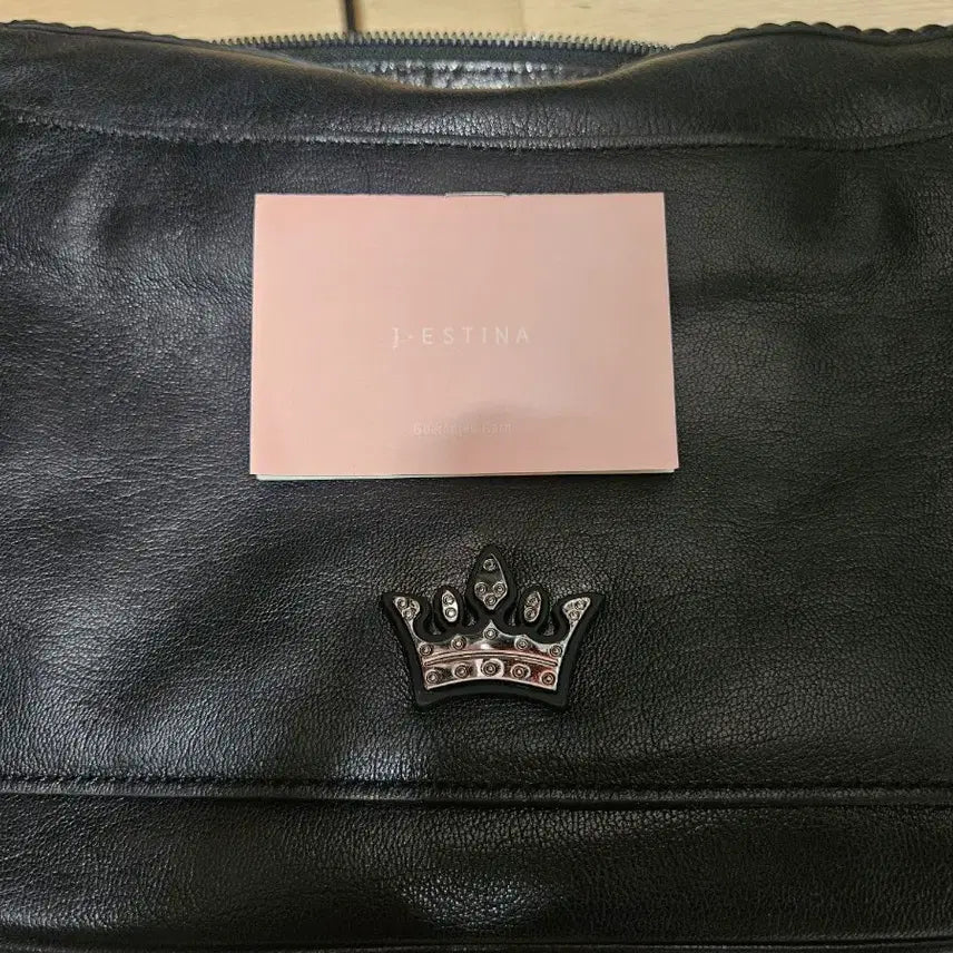 [SOLD OUT] 제이에스티나 티아라 블랙 가죽 숄더백 크라운 장식