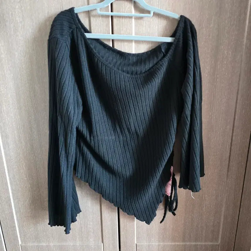 [BUNJANG] Black Shirring Off-Shoulder Knit Top / 블랙 셔링 오프숄더 니트