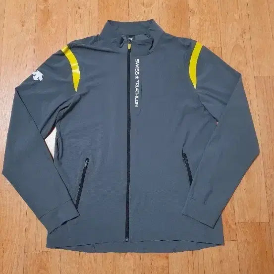 [SOLD OUT] 정품새상품급)데상트 스위스 트라이애슬론 얇은 냉감용 기능성 자켓,100
