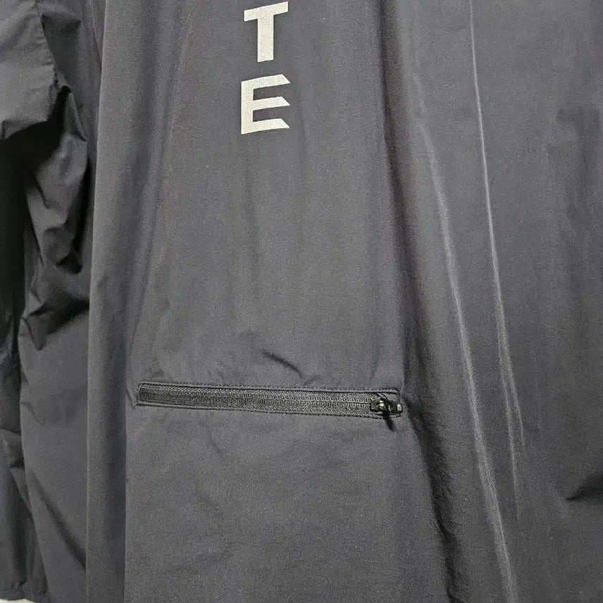 [SOLD OUT] 데상트 사이클링 바람막이 블랙 105