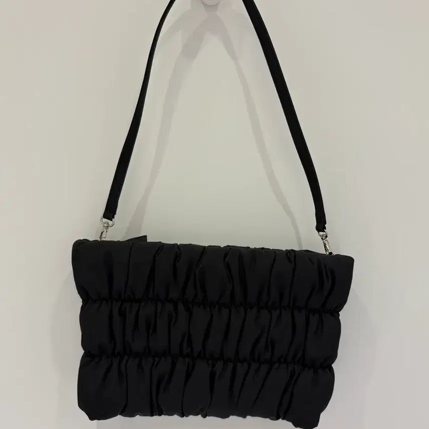[BUNJANG] Stand Oil Black Shirring Shoulder Bag / 스탠드오일 블랙 셔링 숄더백