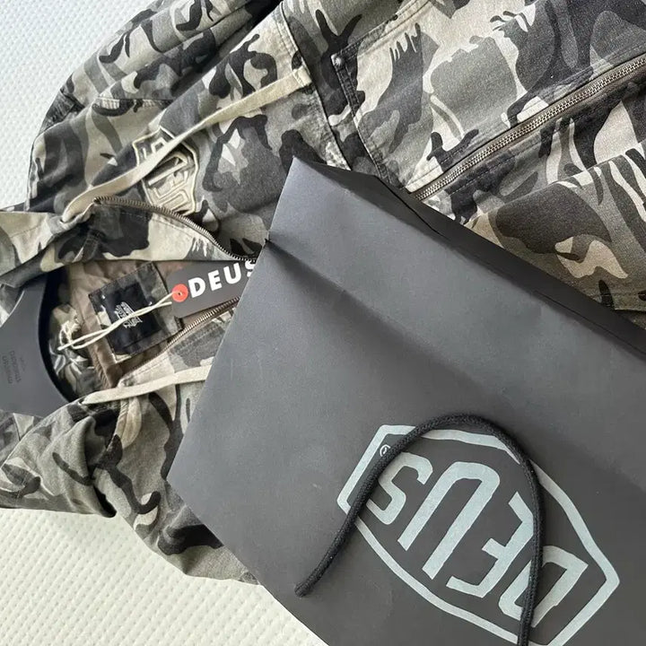 [SOLD OUT] 데우스 엑스 마키나 어드레스 카펜터 후드 카모 자켓 카모