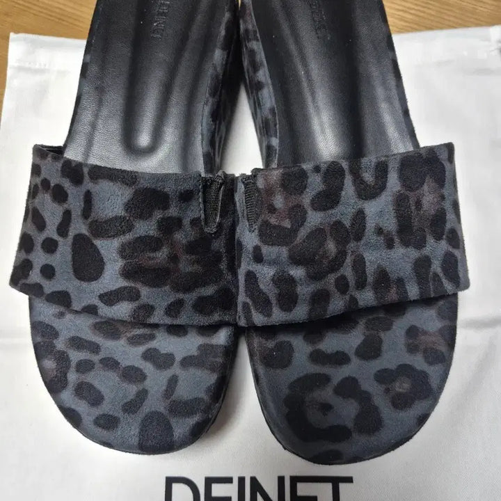 [SOLD OUT] 다이닛 슬리퍼 네이비레오파드 250