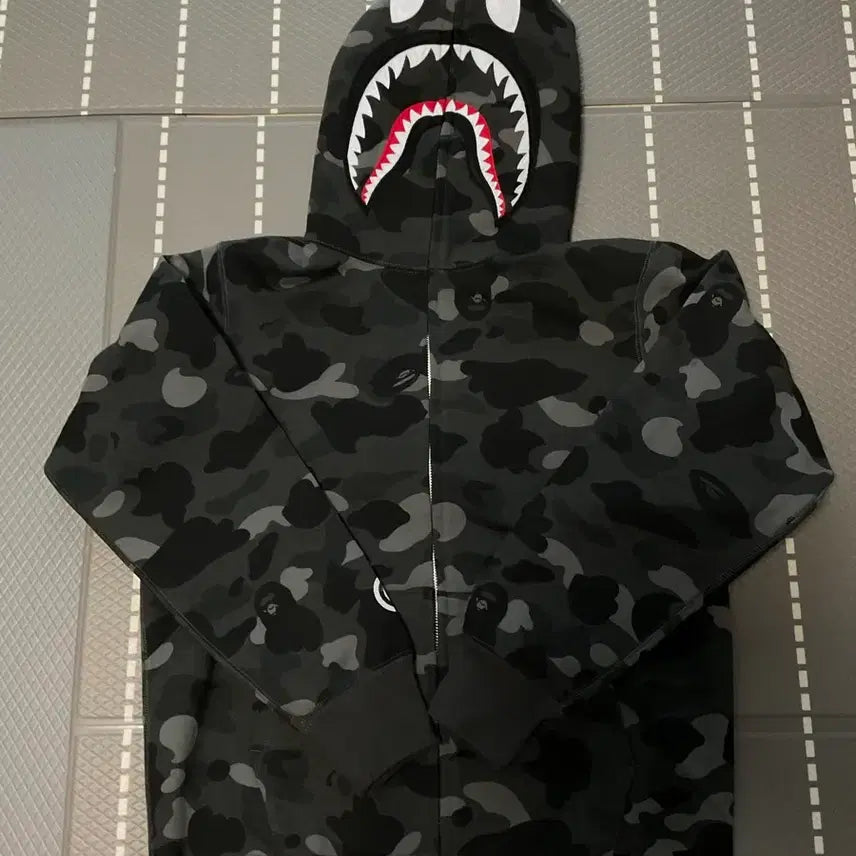 [SOLD OUT] 베이프 흑계 후드집업 / L