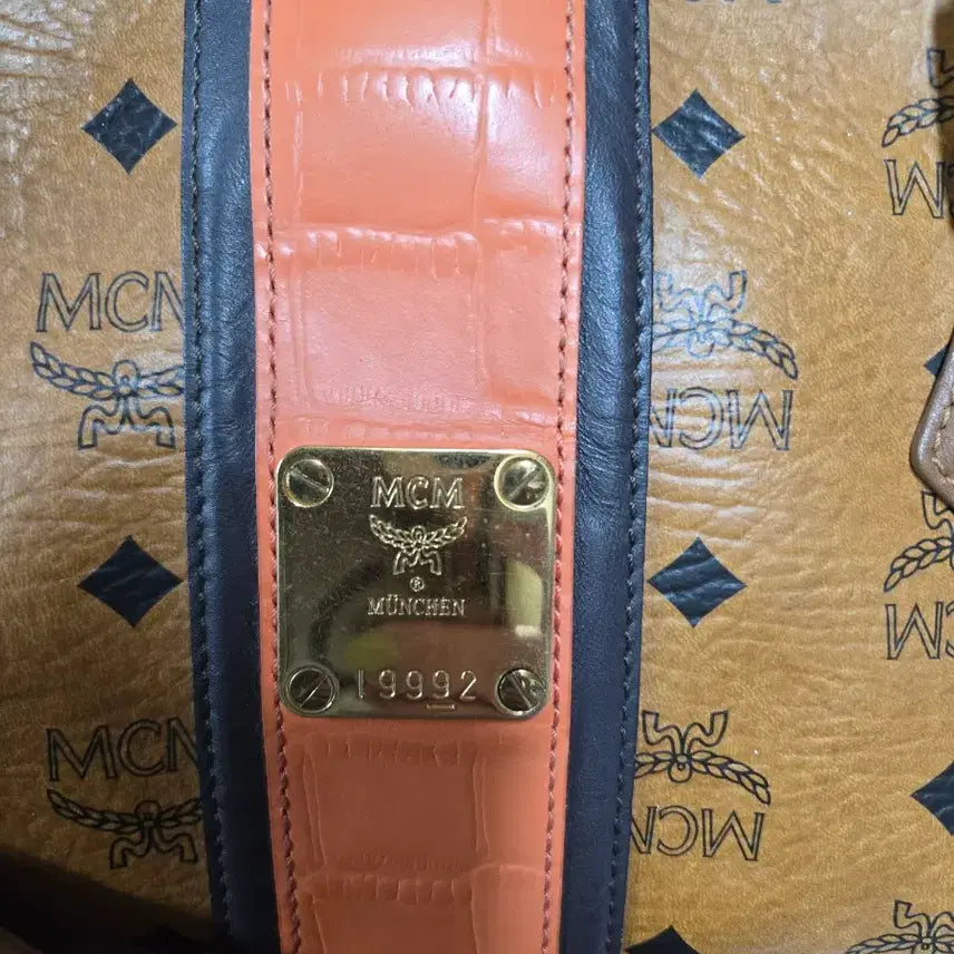[SOLD OUT] MCM 비세토스 숄더백 + 파우치