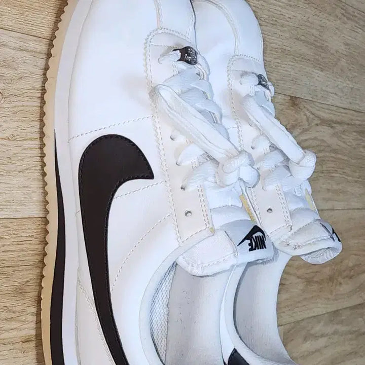 [BUNJANG] Nike Cortez Basic Leather White/Black Sneakers (260) / 나이키 코르테즈 베이직 레더 흰검 운동화-(260)